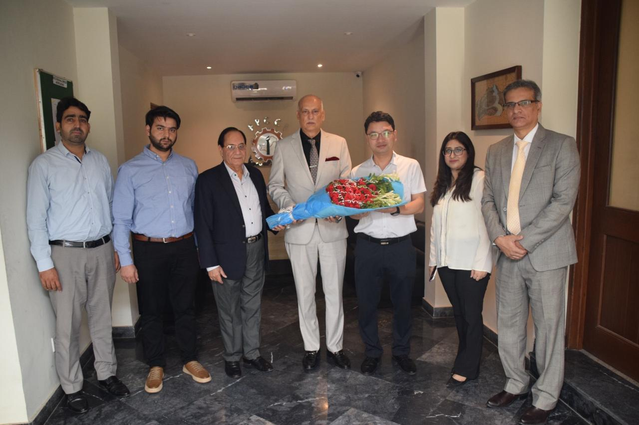 Show Time:VLG visits the Chairman of superior office for business